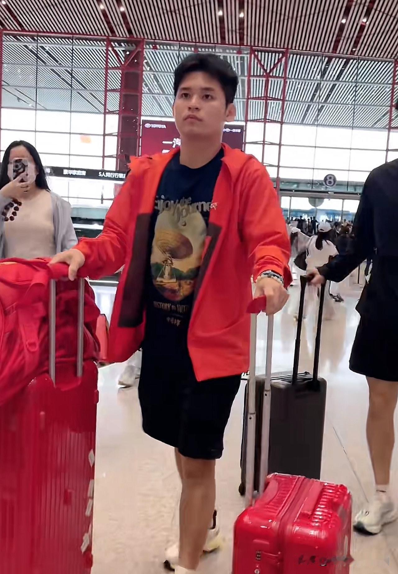 国乒出发横滨：林诗栋这装扮把我“逗笑”了

大家看看，全队都是清一色黑白灰。
