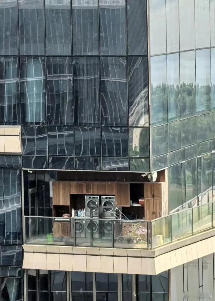 有钱人家的阳台也是乱麻麻，五台洗衣机亮了 ​​​