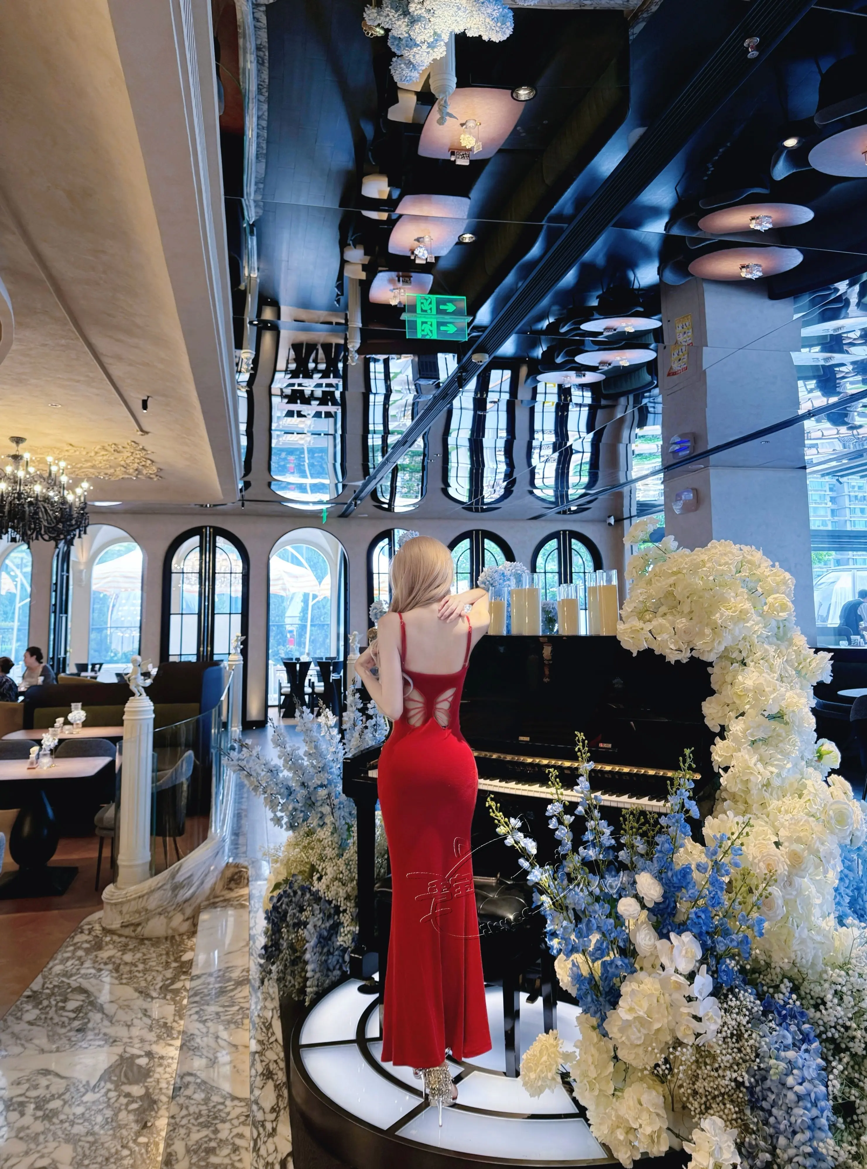 杨谦南，雨还要下一阵呢，你也不能一直送我。