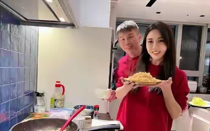 陶喆看着好幸福啊，小17岁娇妻美得过分，上得厅堂下得厨房 