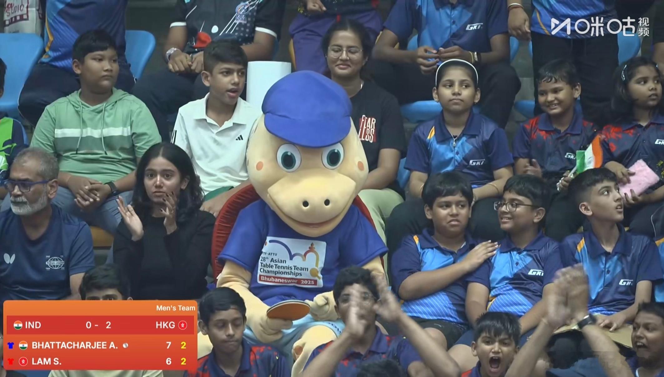 这个是吉祥物吗？往观众席上一坐还挺可爱的… ​​​