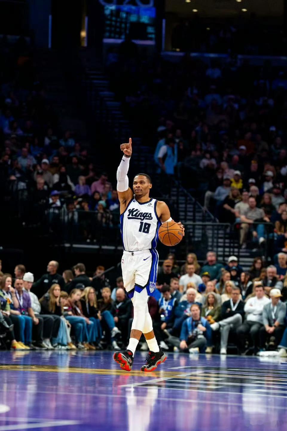 国王输了，威少没输。威少砍下16分12篮板14助攻全面数据，在场上赢13分，还要