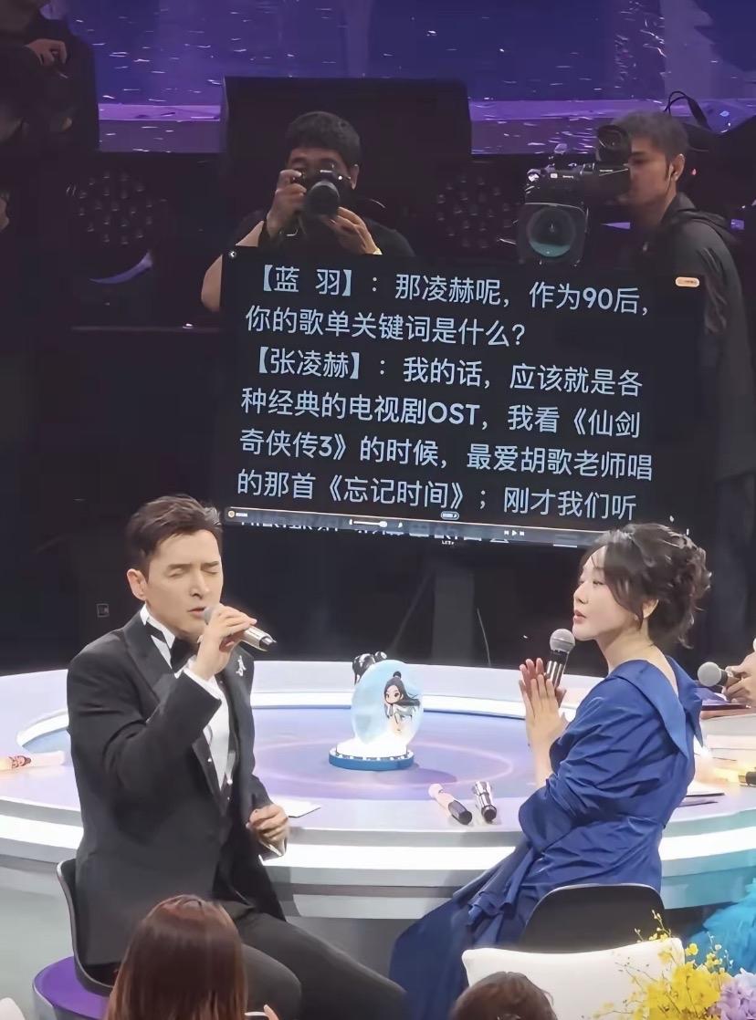 这么大的提词器，现在不尴尬吗，没提词器都不能做节目了吗？