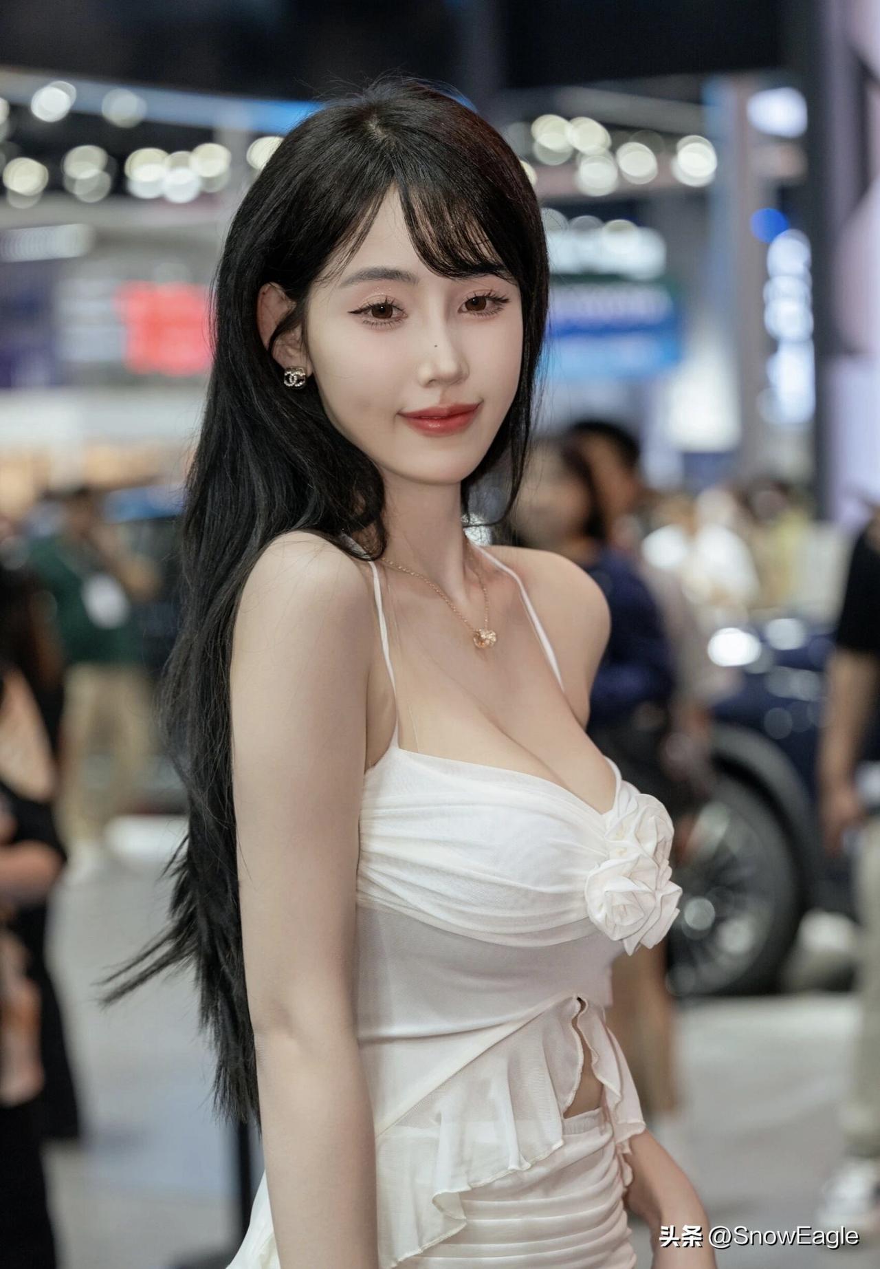 优雅白裙，闪耀车展，尽显魅力！