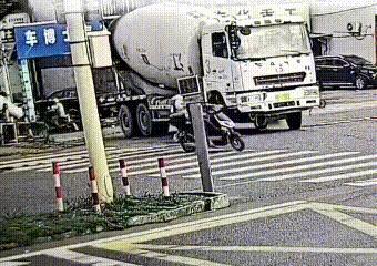 心惊胆跳！电动车上的母子2人真是捡回两条命！
这段视频看得我心脏都快跳出来了——
