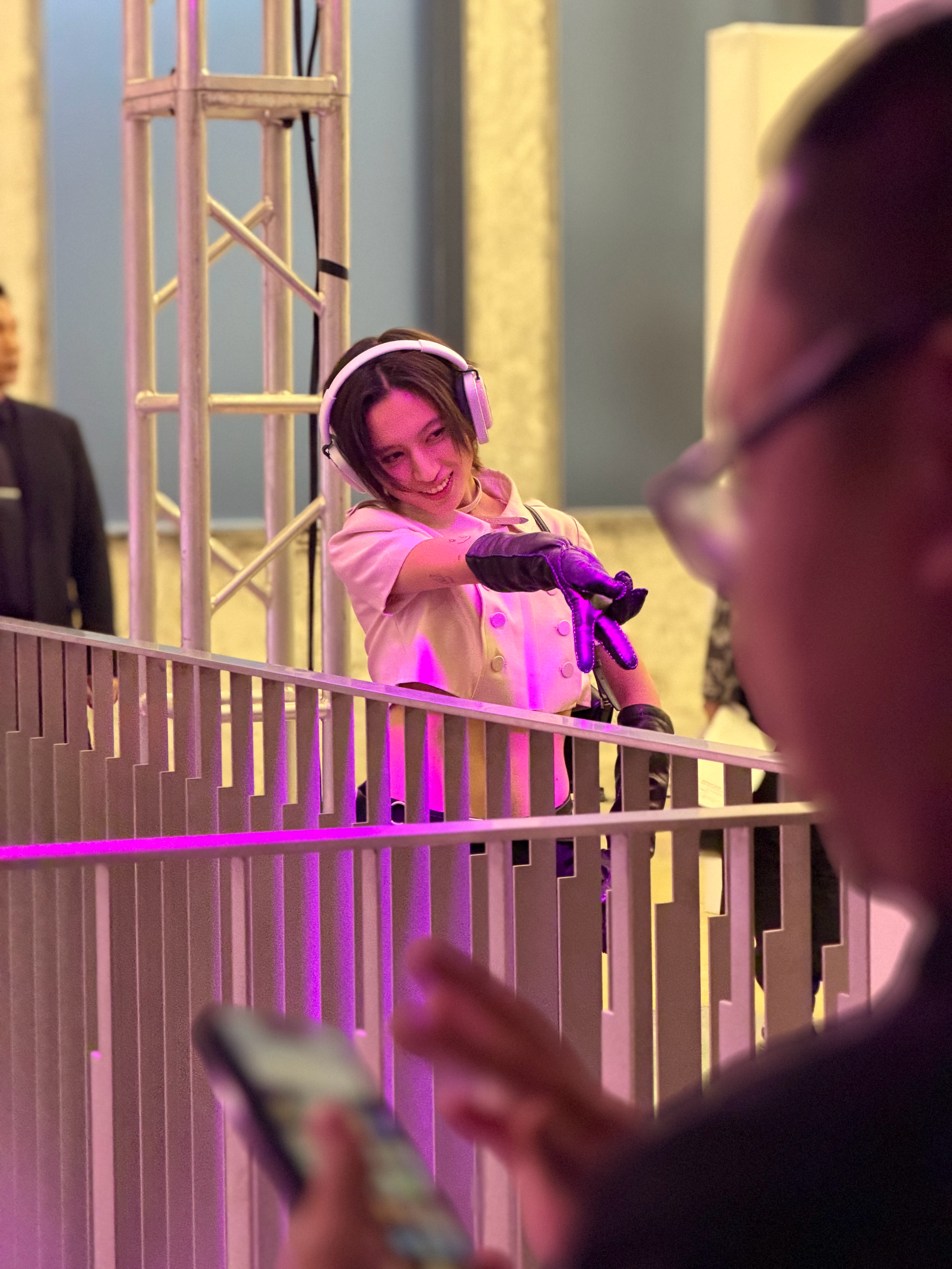 二姨说这位小姐姐是小红薯网红，我跟老年人一样，还在搁哪儿问这是sei啊，演过啥呀