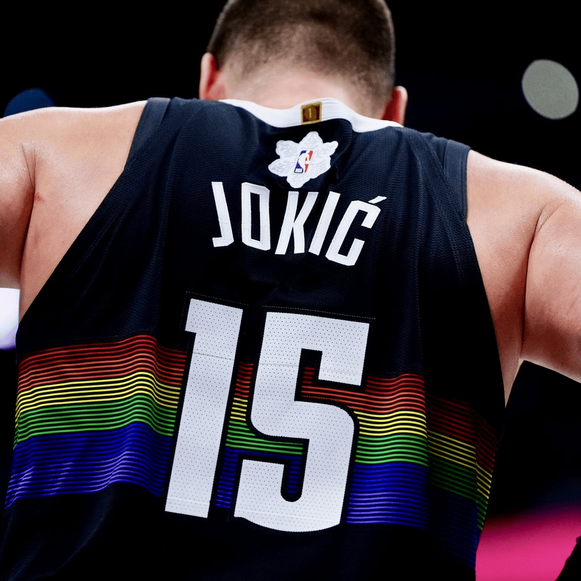 圣诞过后，威力不减！对阵魔术的比赛第三节，约基奇已经得到19分14板10助，提前