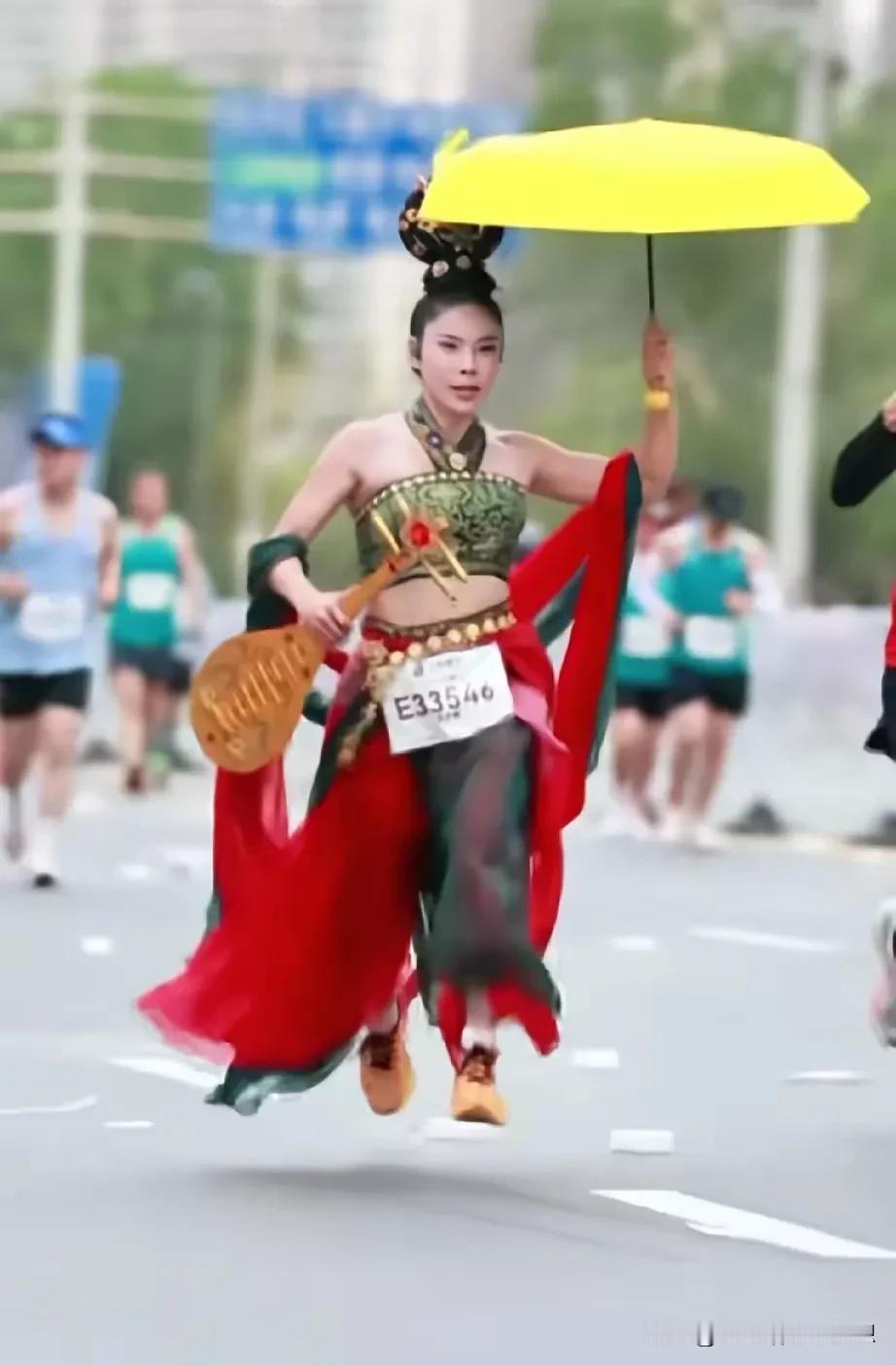 兰州马拉松现场惊现了一名敦煌飞天女神，她戴着两斤重的发饰，发饰里面有几个钢钉固定