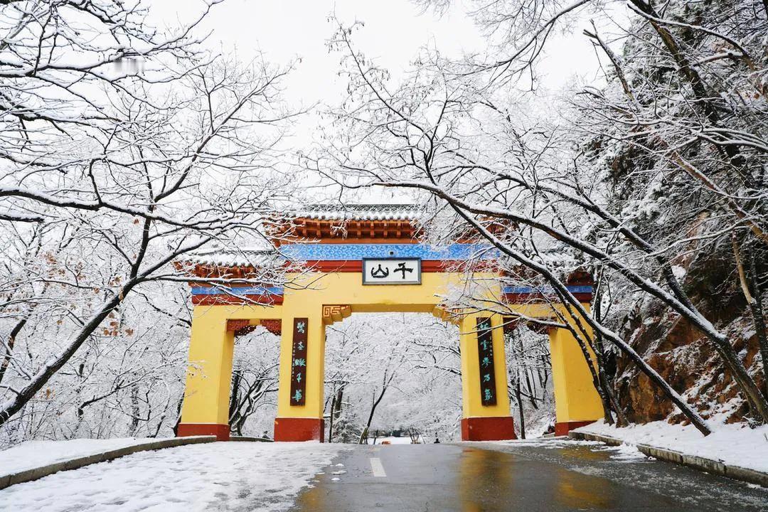 辽宁鞍山千山风景区今日初雪
一年又一年，初雪今又来，山河尽染白…回眸这一年：老去
