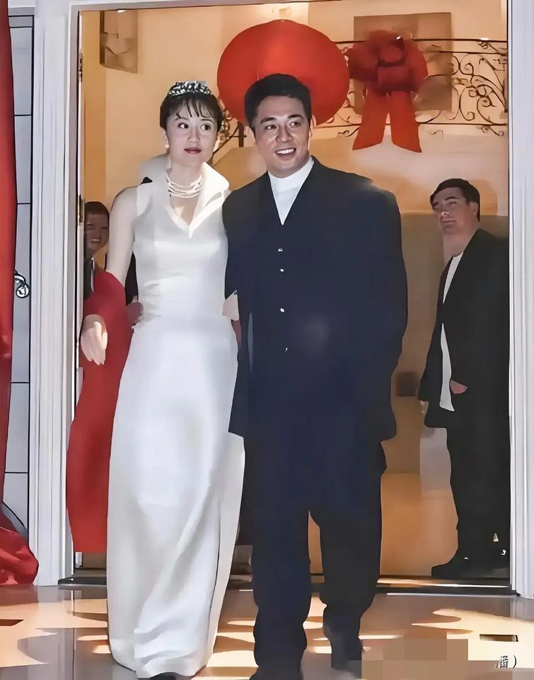 1999年，李连杰与利智于洛杉矶共许终身，照片中，利智一袭洁白婚纱，温婉动人，李
