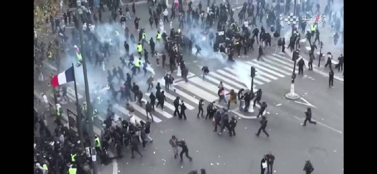 #马克龙怒了##马克龙说法国人怎能这样对待法国# 【#马克龙谴责法国抗议活动中的暴力行为#】法国多地