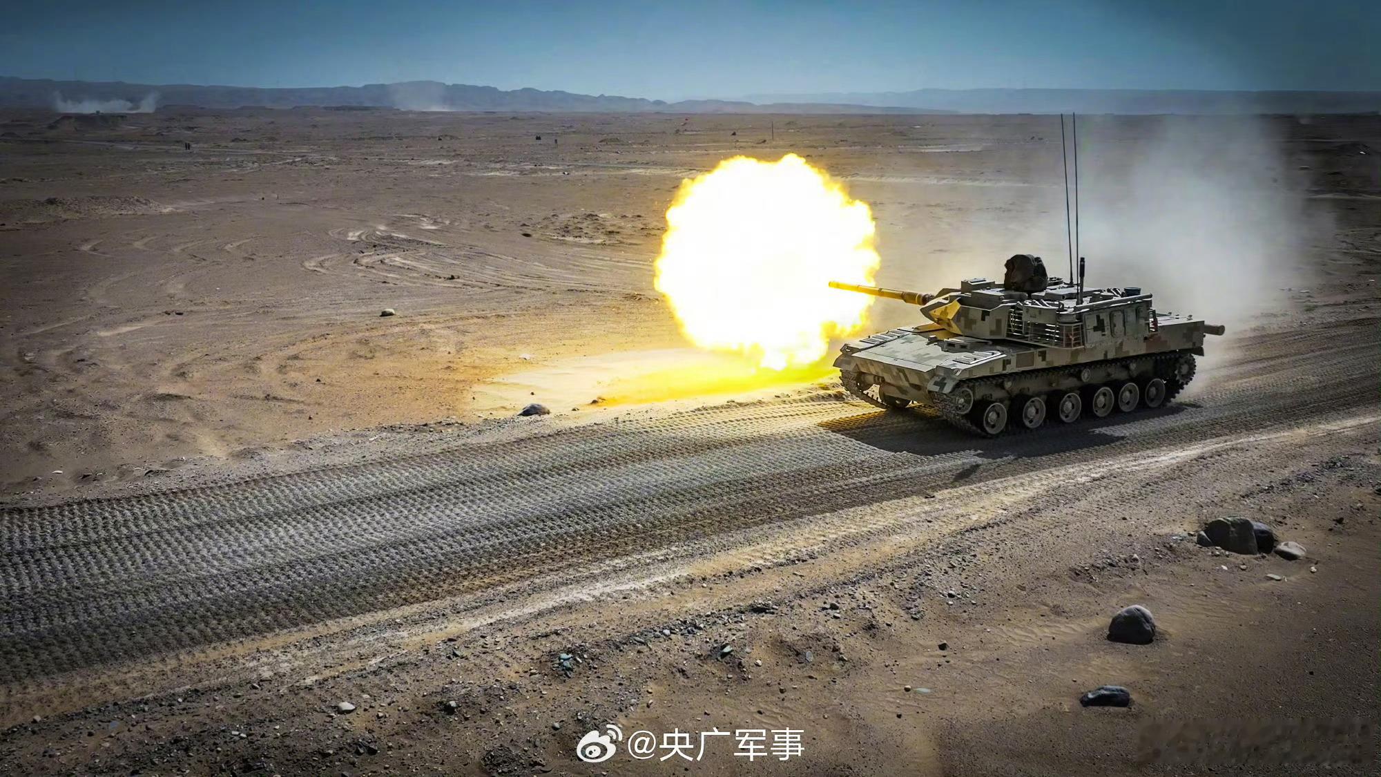 【铁甲出击！坦克战斗射击考核硬核现场】近日，新疆军区某团坦克分队挺进戈壁深处，开