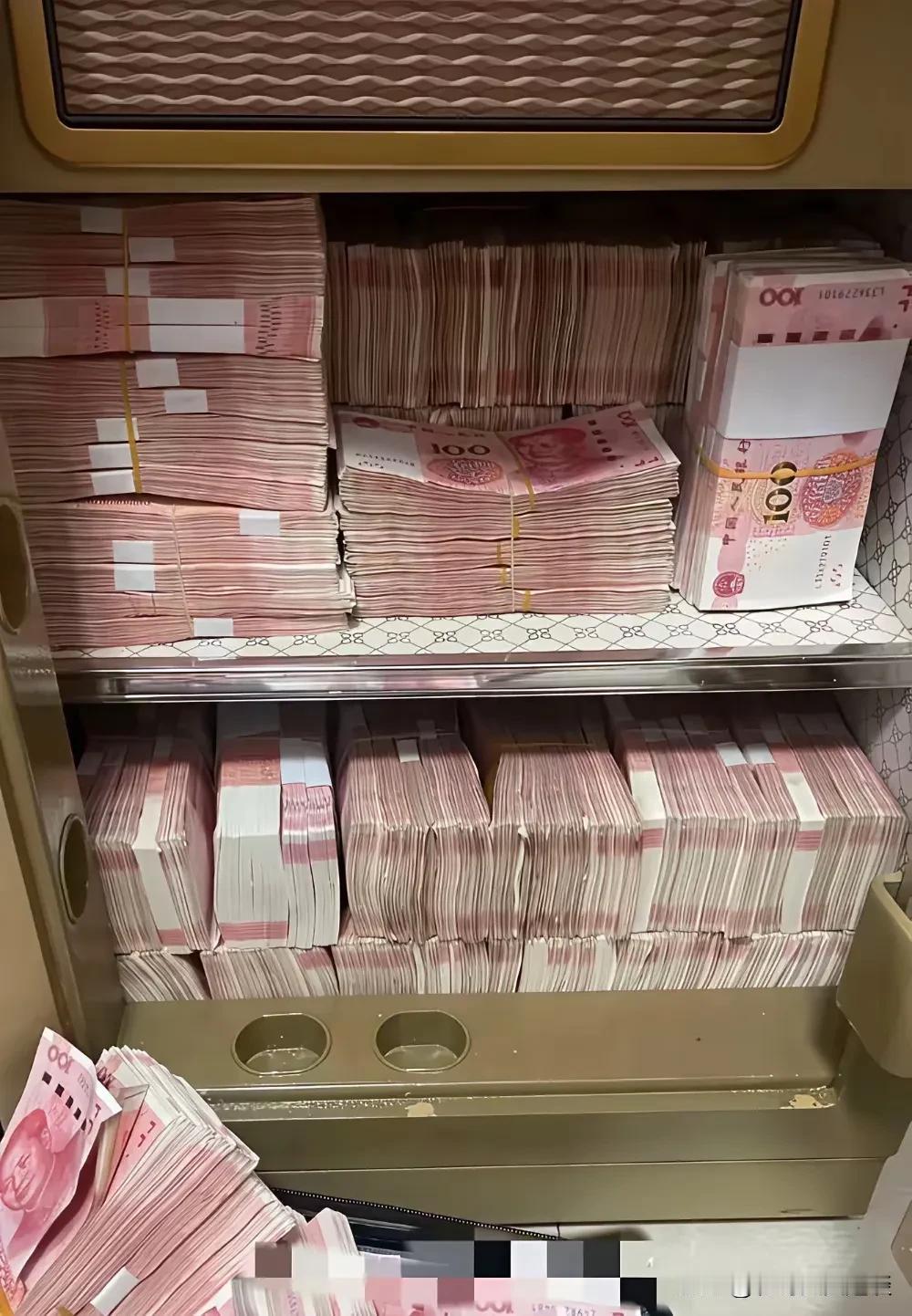 存在家里才是自己的。在在银行有变数风险。比如说不清资金来源被冻结或没收，超过一定