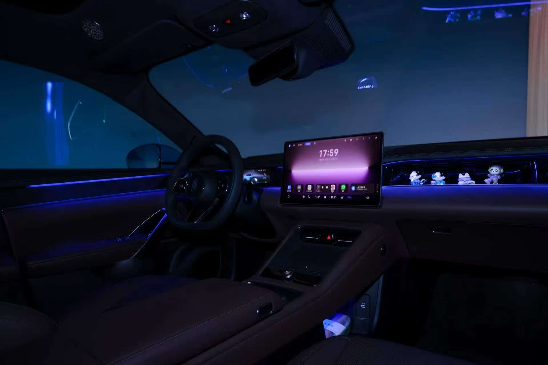 静态体验尚界Z7、Z7T，最直观的感受就是它这个五感座舱，时尚科技感直接拉满。全