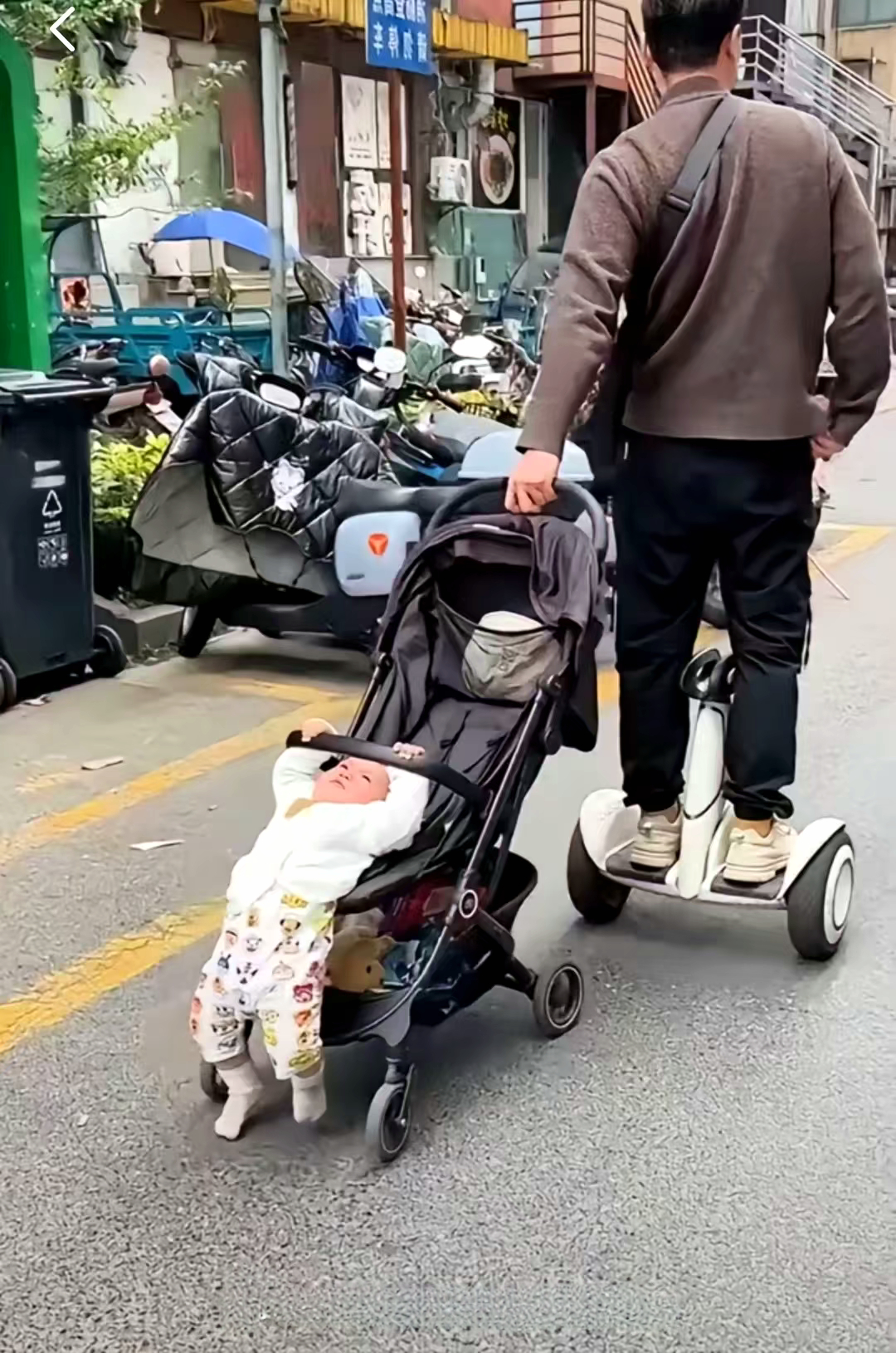 爸爸带娃，没掉就行 ​​​