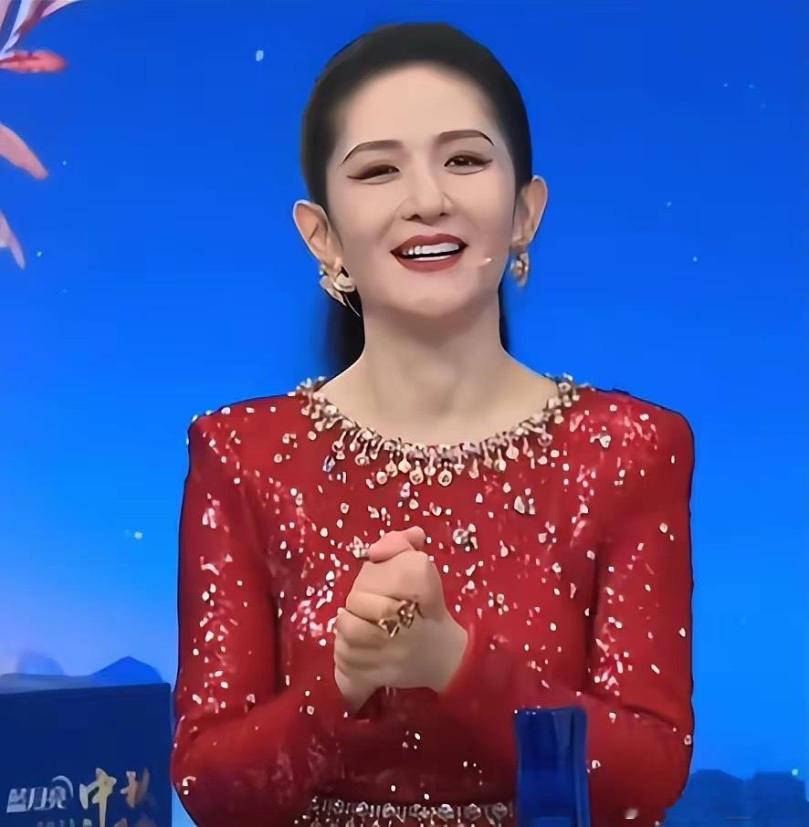 谢娜今天主持央视中秋晚会，感觉一直在念台词看来和专业主持人还是有点差距 ​​​