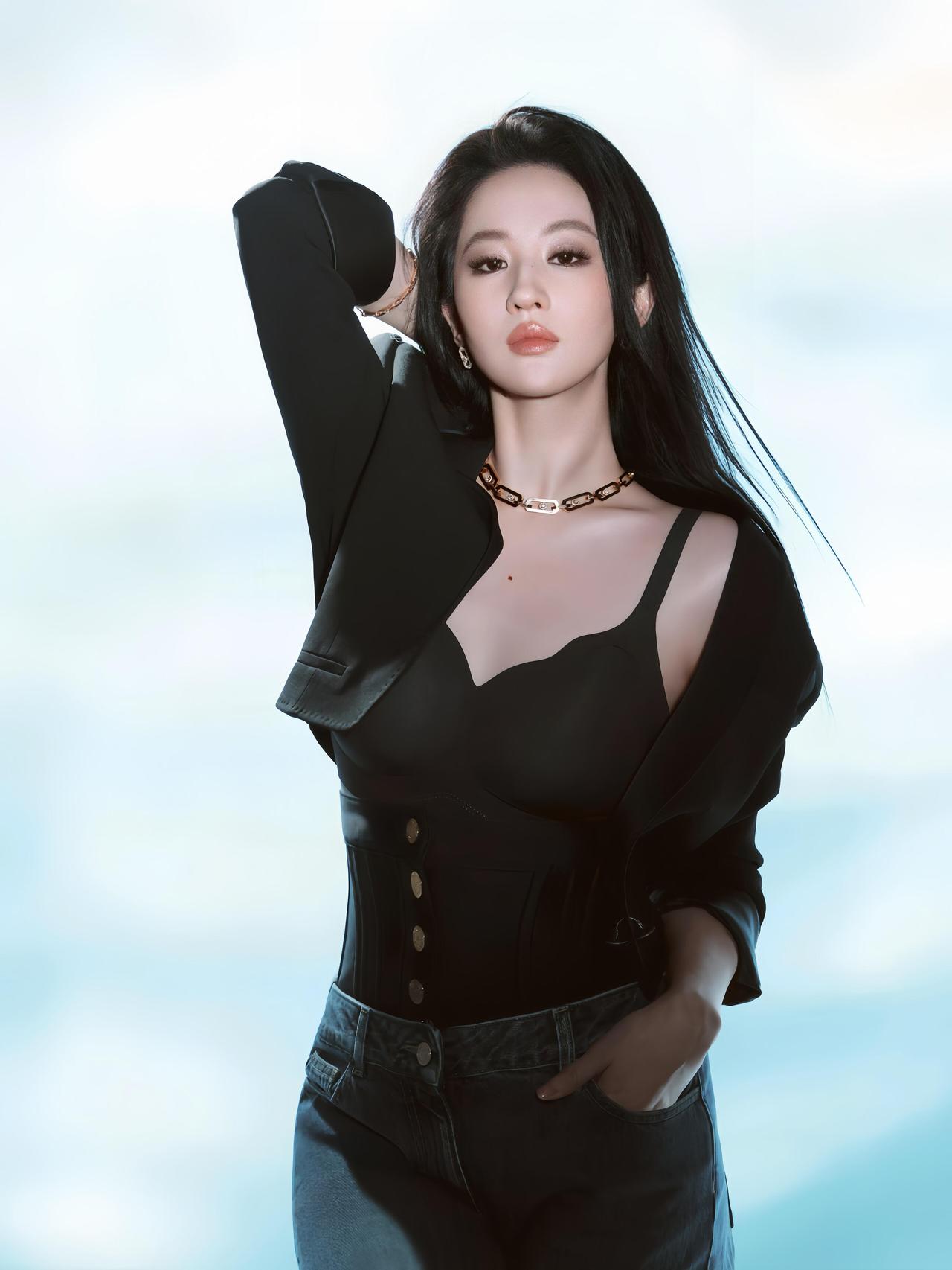 刘亦菲
黑西装裹着利落的风
链条在锁骨上叩出节拍
手插在牛仔口袋里
把温柔折成棱