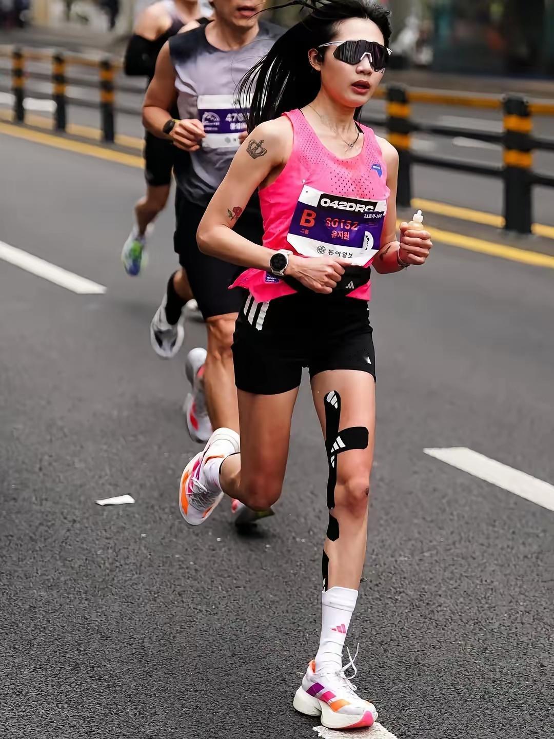 25岁美女网红柳智媛在跑半马距终点仅剩497米时突然倒地，最终不幸离世。
跑步请
