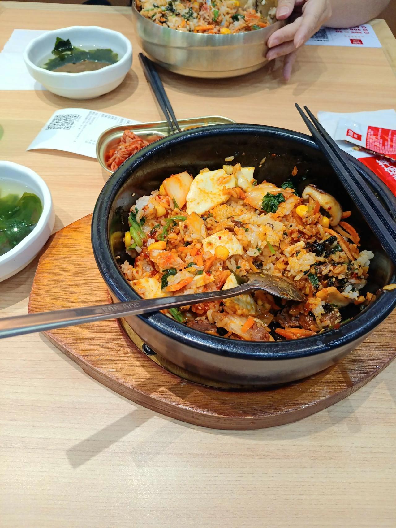 在济南，商场里只有吃米村拌饭最省钱
和闺蜜逛了一下商场，饿了就随便找了个去吃点饭