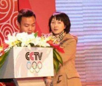2007年，央视主持人张斌，正在直播奥运新闻发布会时，他的妻子突然冲上台，拿起话
