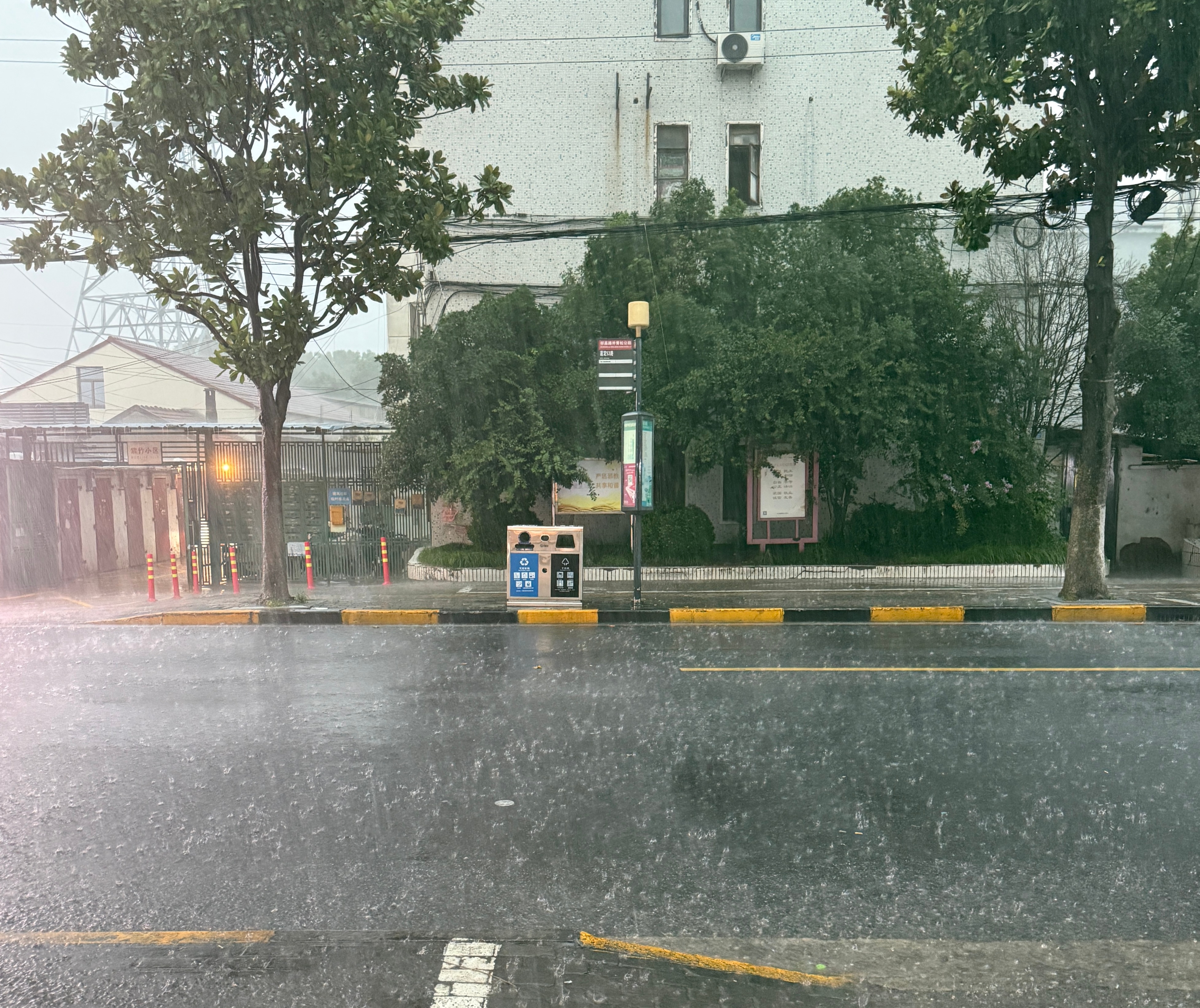 下班突遇暴雨上海这雨下不完了是吧我爸接到我的时候我有伞都已经成落汤鸡了