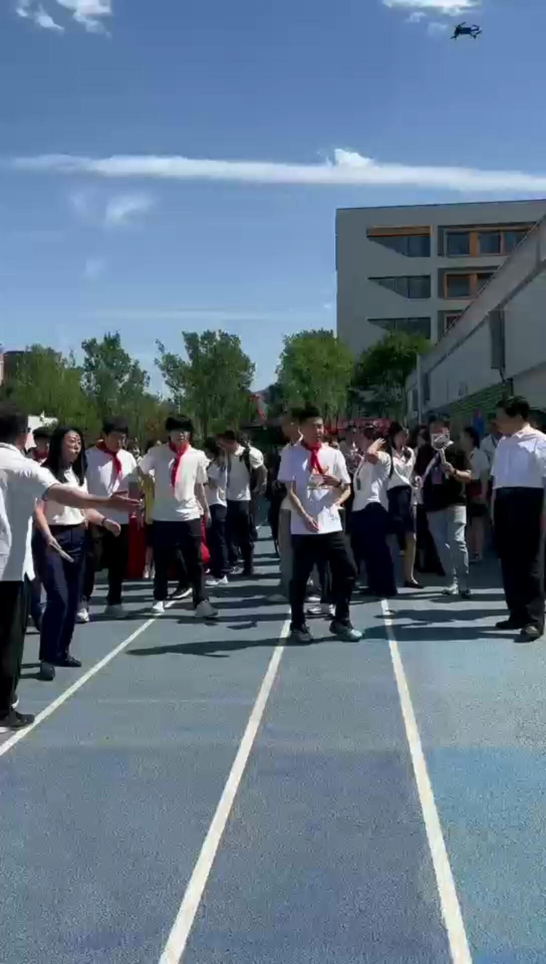 魏桥队的孩子们，都戴了红领巾，小林同学也戴了，还能回去吗！
王楚钦带着红领巾，真