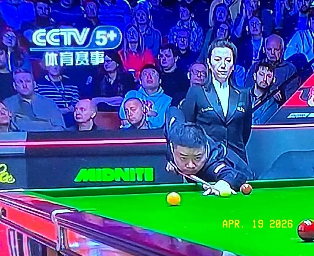 CCTV5+频道，正在直播丁俊晖与吉尔伯特世锦赛首轮第一阶段比赛。
太让人兴奋了