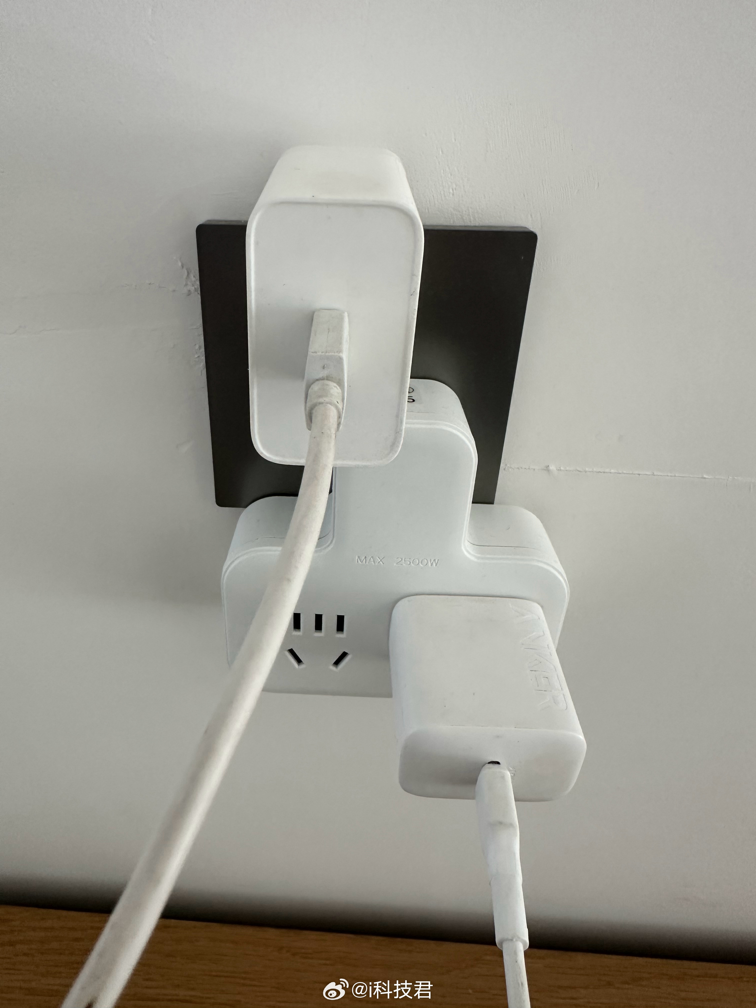 我充电器经常在插座上插着，只要没给手机充电，我妈看到总是给我把充电器拔了，说长时