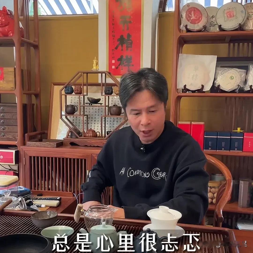 广东球王[耶]
彭伟国今天发了一个头条，题目是《广东球王的私、人生活》，内容说的