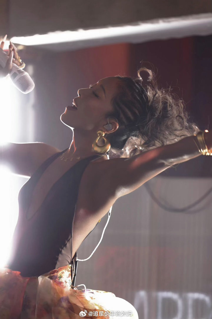 吉克隽逸背部的肌肉线条感 狠狠被吉克隽逸的背惊艳到！常年健身练出来的肌肉线条太优