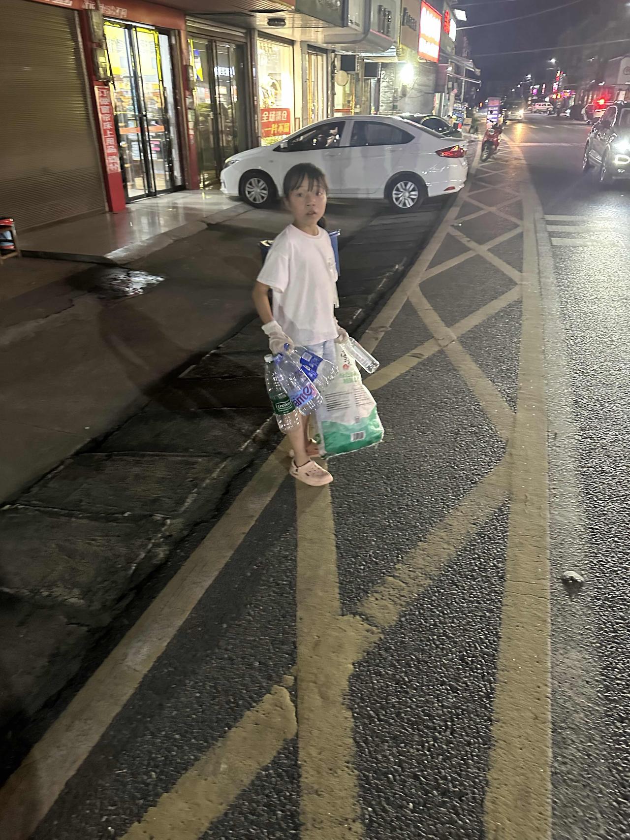 遇到一个小女孩在捡瓶子，她说，可以卖6毛一斤，我夸她，真厉害，这么小就会做生意了