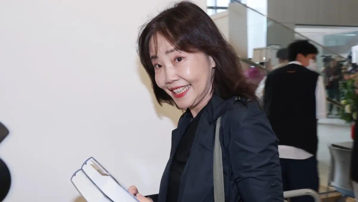 尹乃菁，正在为郑丽文拼命

尽管很多人对尹乃菁的立场存疑，什么她是赵少康的人啦，