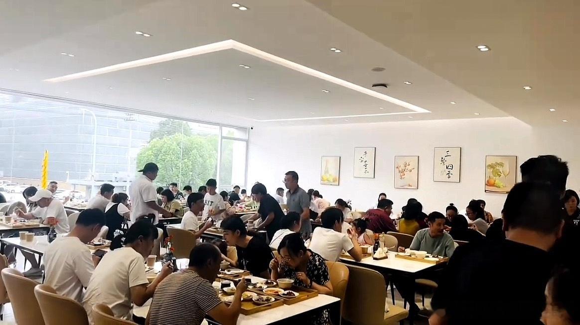 鸿蒙智行大饭店就这么开起来了[思考] ​​​