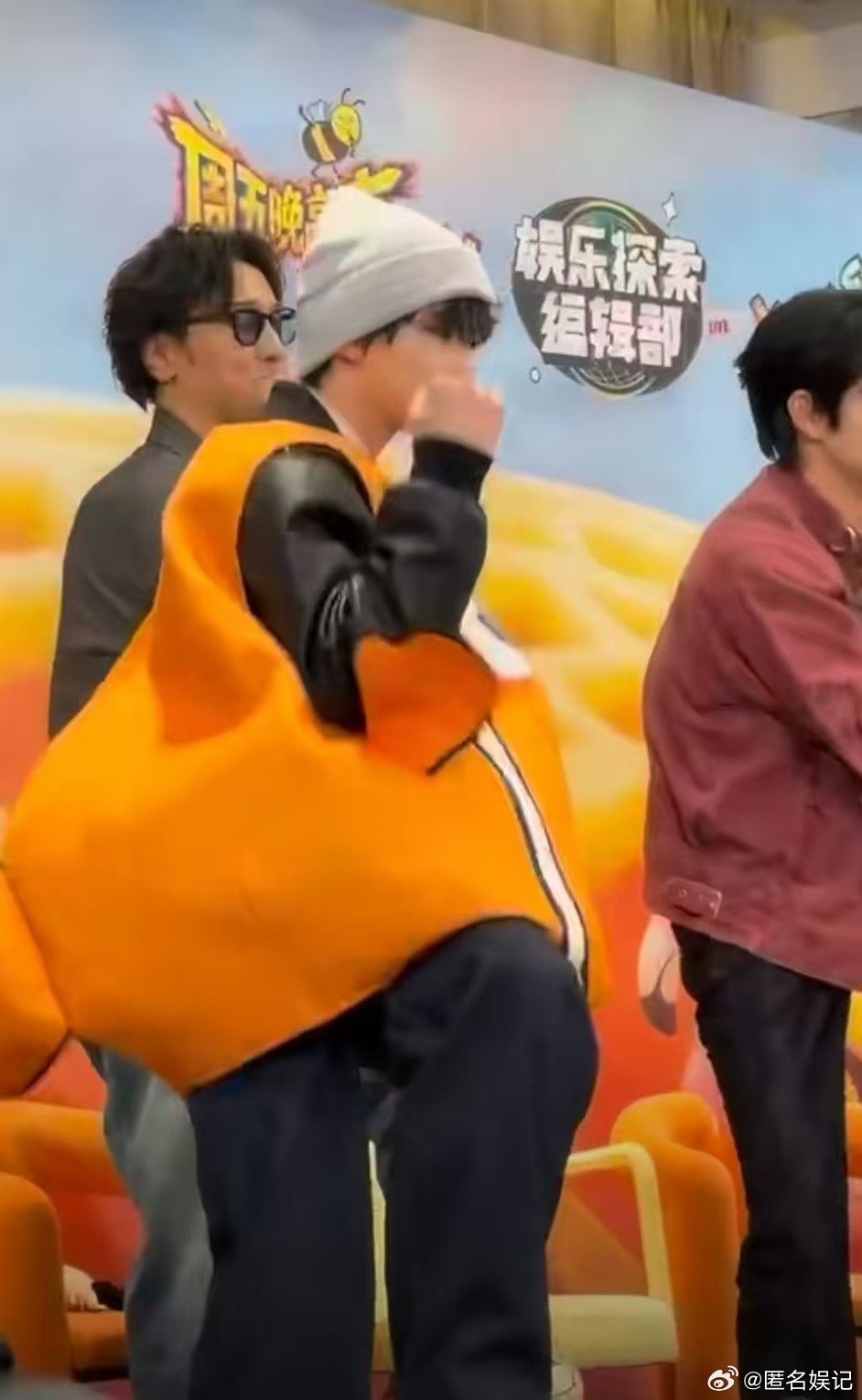 穆祉丞直播跳依赖摇周五晚高疯穆祉丞直播跳依赖摇，自带可爱滤镜，怎么看都好萌 