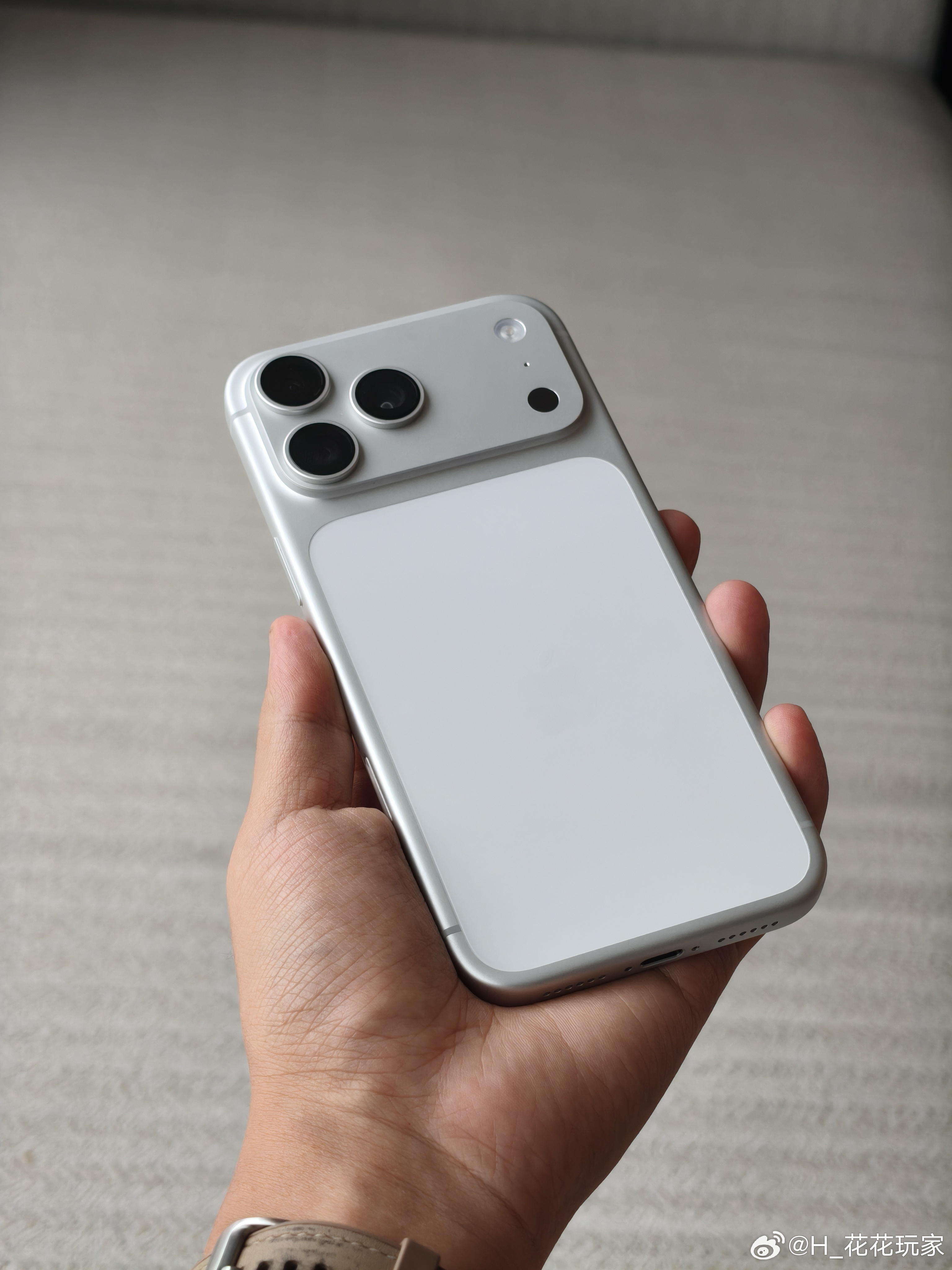 拼多多9099买的iPhone 17 Pro Max到了，但没准备壳和膜，所以暂