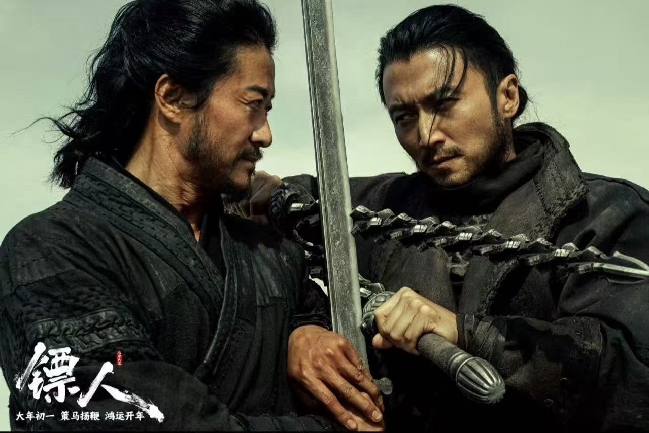 镖人第一波反馈  被《镖人》狠狠惊艳到！大漠辽阔感直接拉满，演员在风沙里实拍太拼