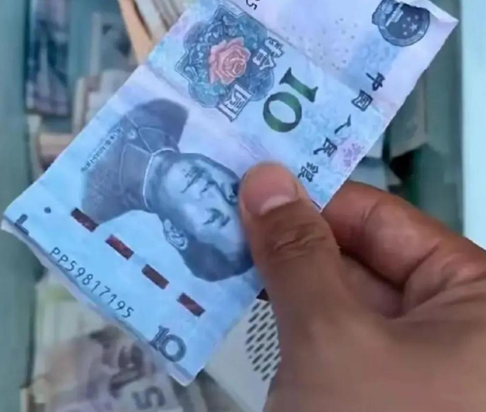 哭笑不得！一名摆摊卖面包的男子，收钱时居然收到了用普通 A4 白纸打印出来的假币