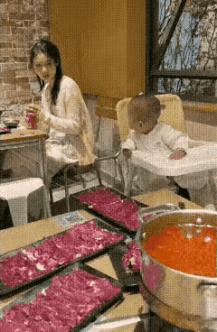 小姑娘逗宝宝，越逗越喜欢！小宝宝太可爱啦！
既然这么喜欢宝宝，姑娘和你的男朋友赶