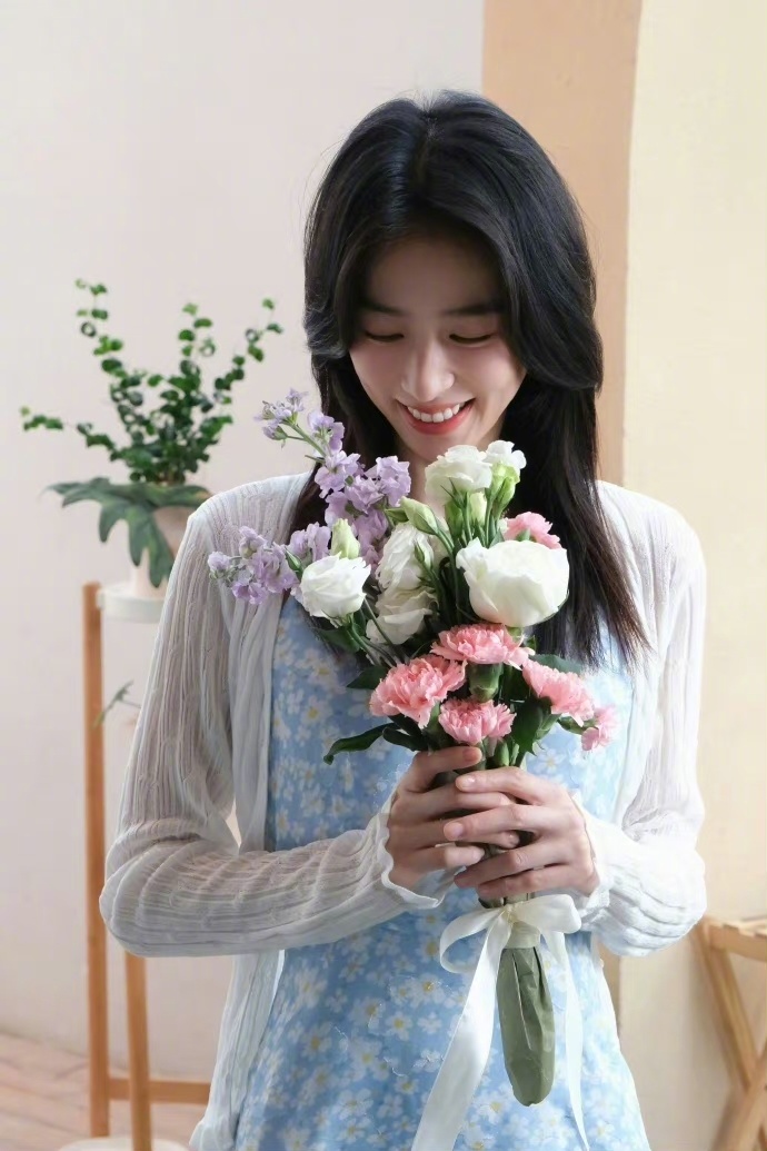 #周雨彤捧花拍照模板##周雨彤刺绣公主裙#原来周雨彤有那么多捧花照，好好好我的捧