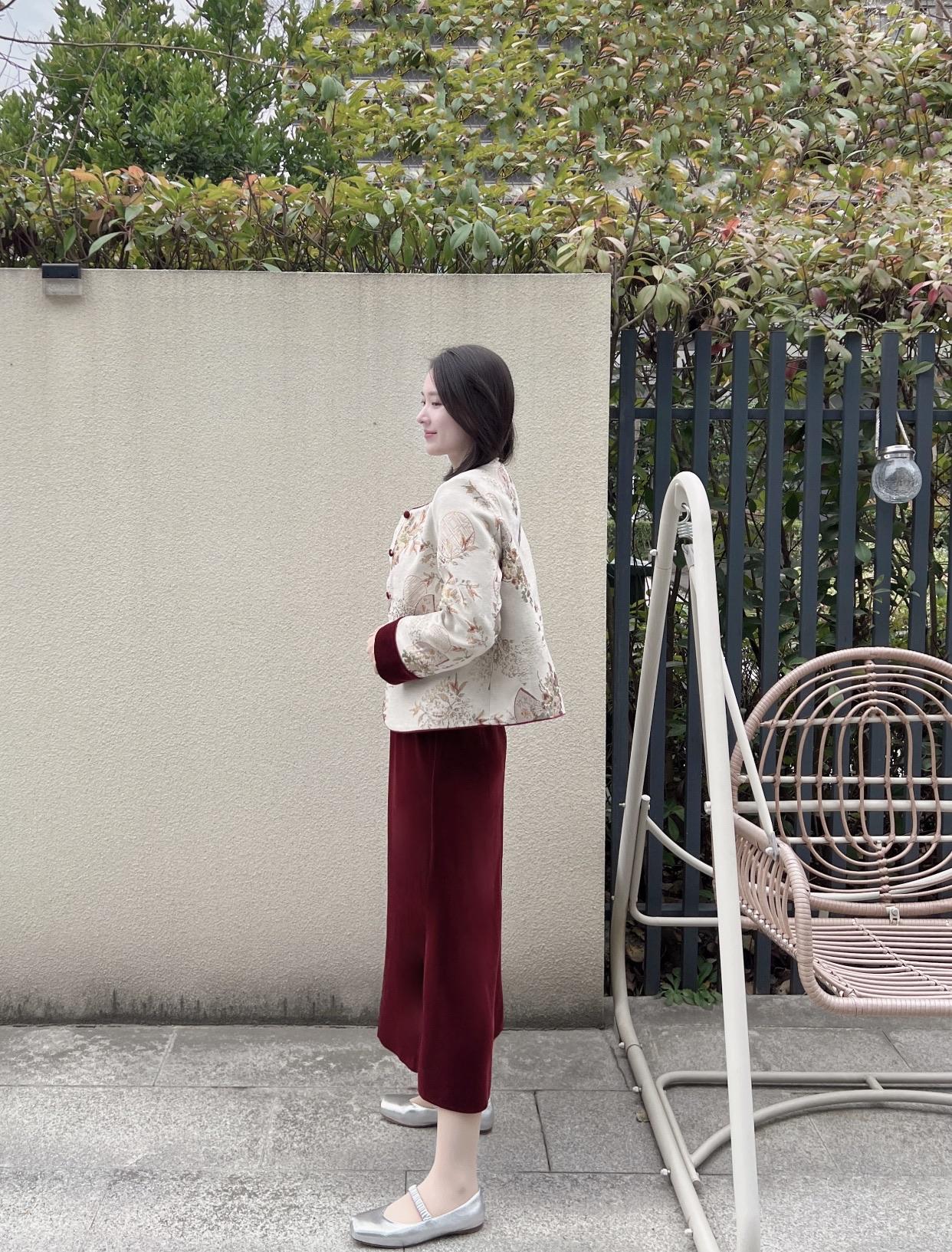 看看气质女神的穿着搭配吧秋季穿裙子不爱配丝袜，光腿搭配更出彩。选裙子拒绝花哨，简