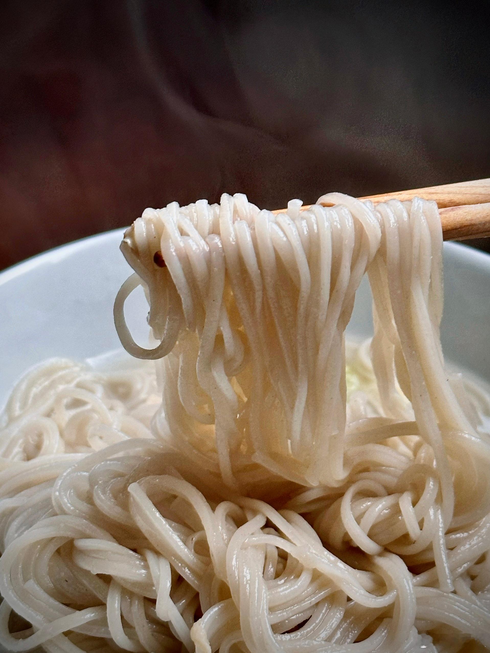 台州索面。用只收一季的冬小麦，严格按照传统方法，从立冬开始制作立春结束。农民在寒