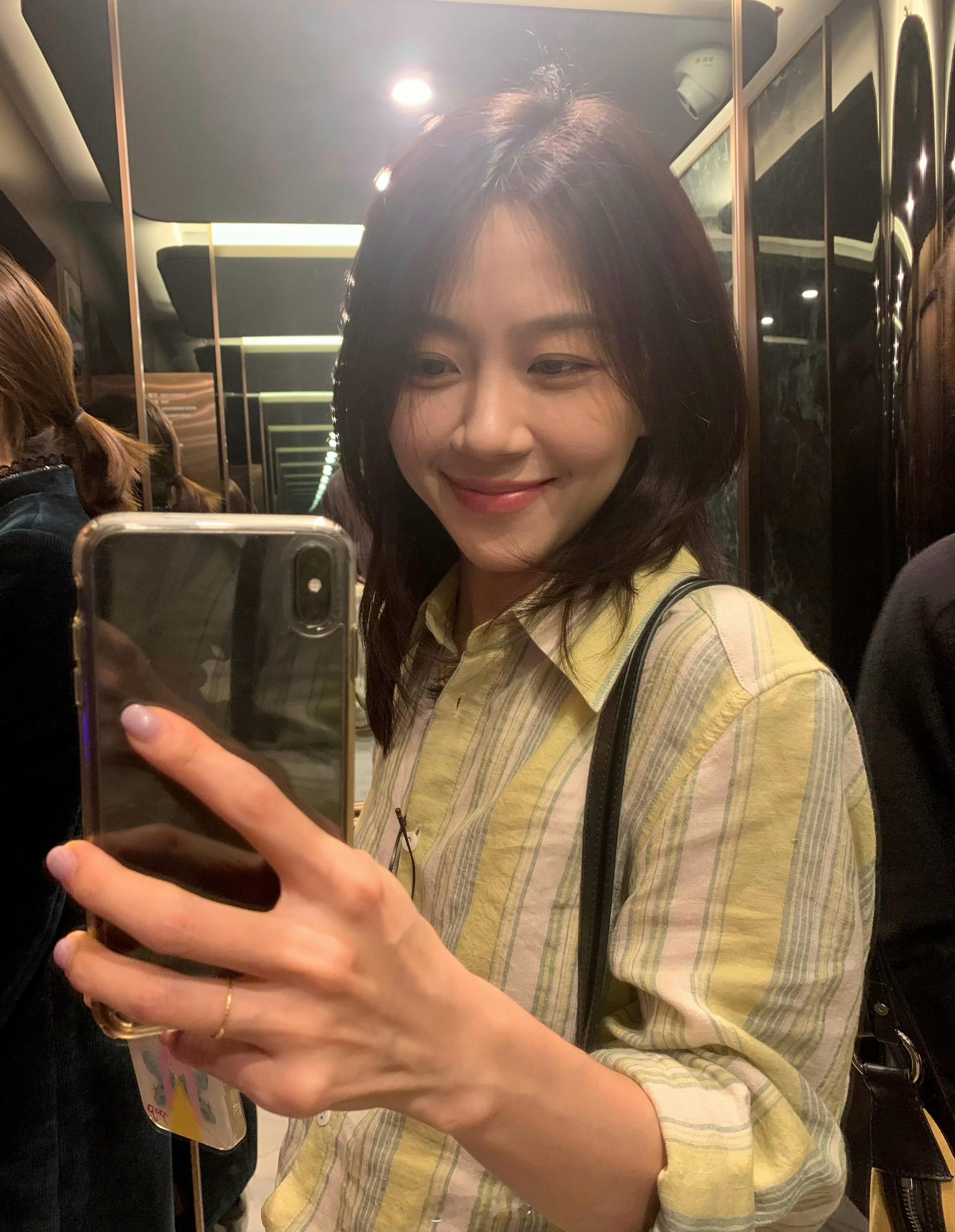 好看的小姐姐和知名互联网大V大彬子一样还在用iPhone Xs喝冰美式早餐吃三明