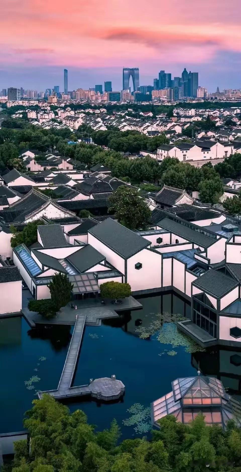昨天晚上是入夏以来第一个没开空调就安然入睡的晚上，今年的夏天确实进入尾声了。
今