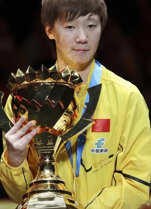 陈幸同，话糙理不糙王曼昱亚洲杯夺冠，准备接受采访时，球场内山呼海啸:“孙颖莎，你