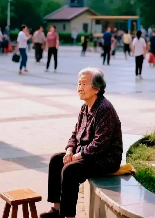 什么是人生的最顶级享受？ 一日休息，在家打扫。
老母来电 话，我在你家对面买菜呢