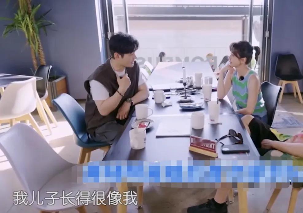 黄晓明透露：“我儿子长得很像我，性格像妈妈，我小时候就是乖到就是别人会以为我是女
