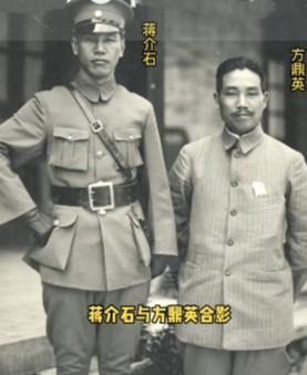 这是1926年，黄埔军校校长蒋介石与教育长方鼎英在广州黄埔军校的合影。
    
