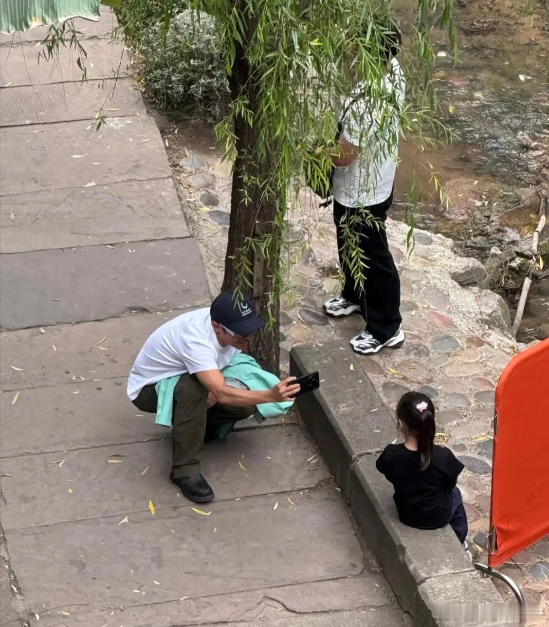 撒贝宁和老婆带一对龙凤胎子女现身重庆下浩里游玩，身边还跟着一位保姆，三个大人照顾