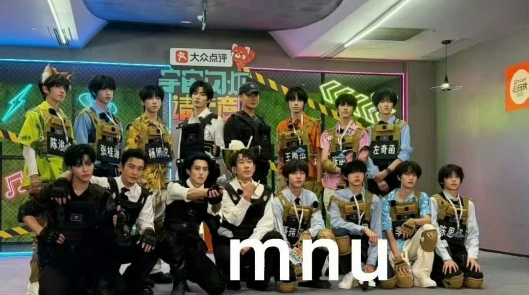 TF家族四代和刘耀文合照，刘耀文帅的很突出啊