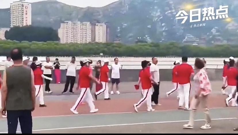 看看网友爆料的暴走团，原来不是单纯的运动俱乐部，商业才是主要目的。一位网友说，他